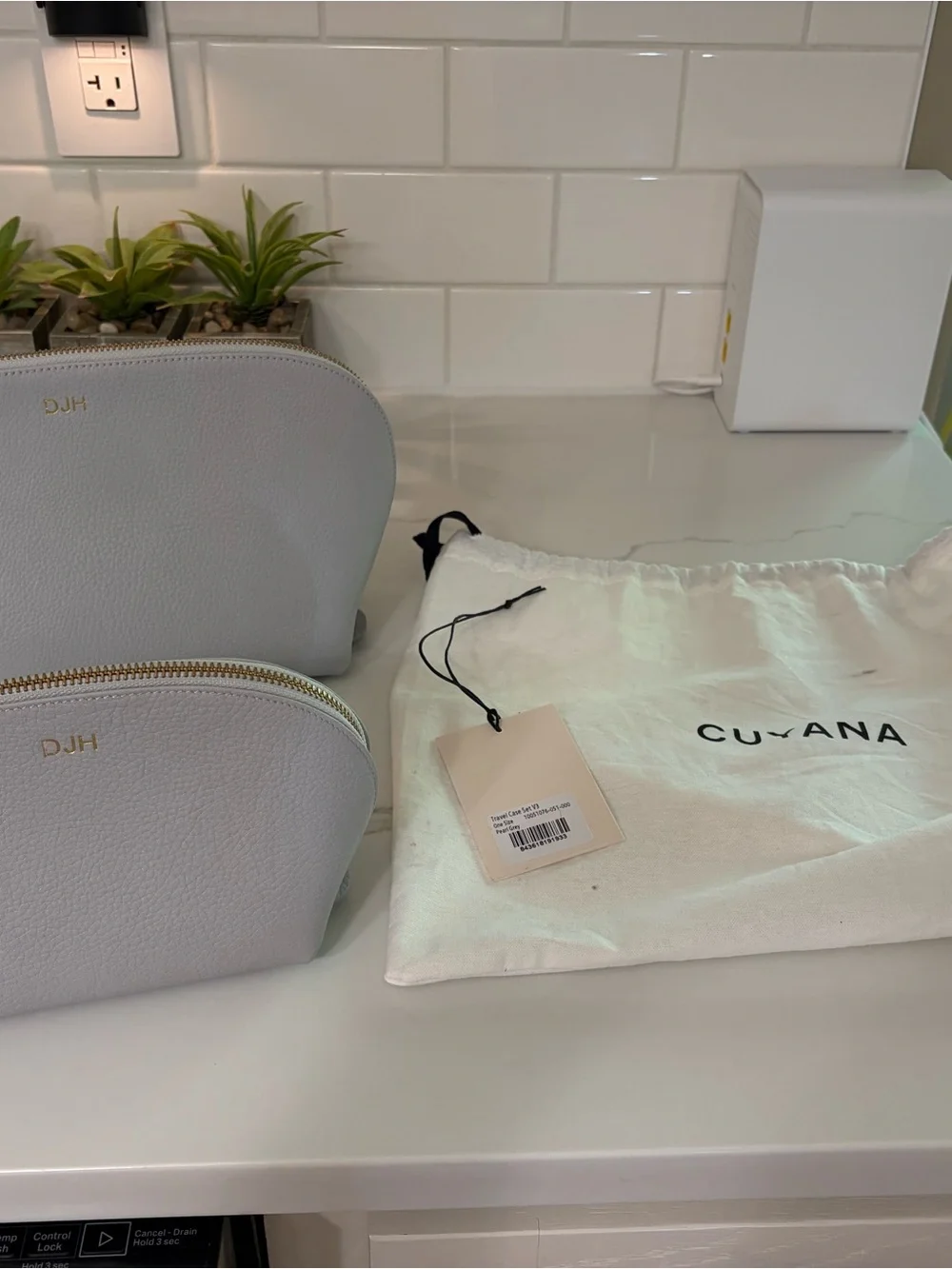 Cuyana Light Gray Pebbled Leather Cosmetic Pouch Set